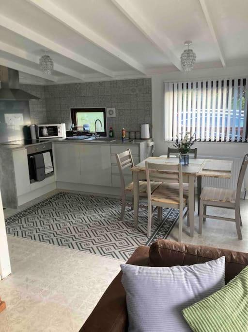 בילת' וולס Cwtch Cymru Lodge 7F Caer Beris Holiday Lodge Park מראה חיצוני תמונה